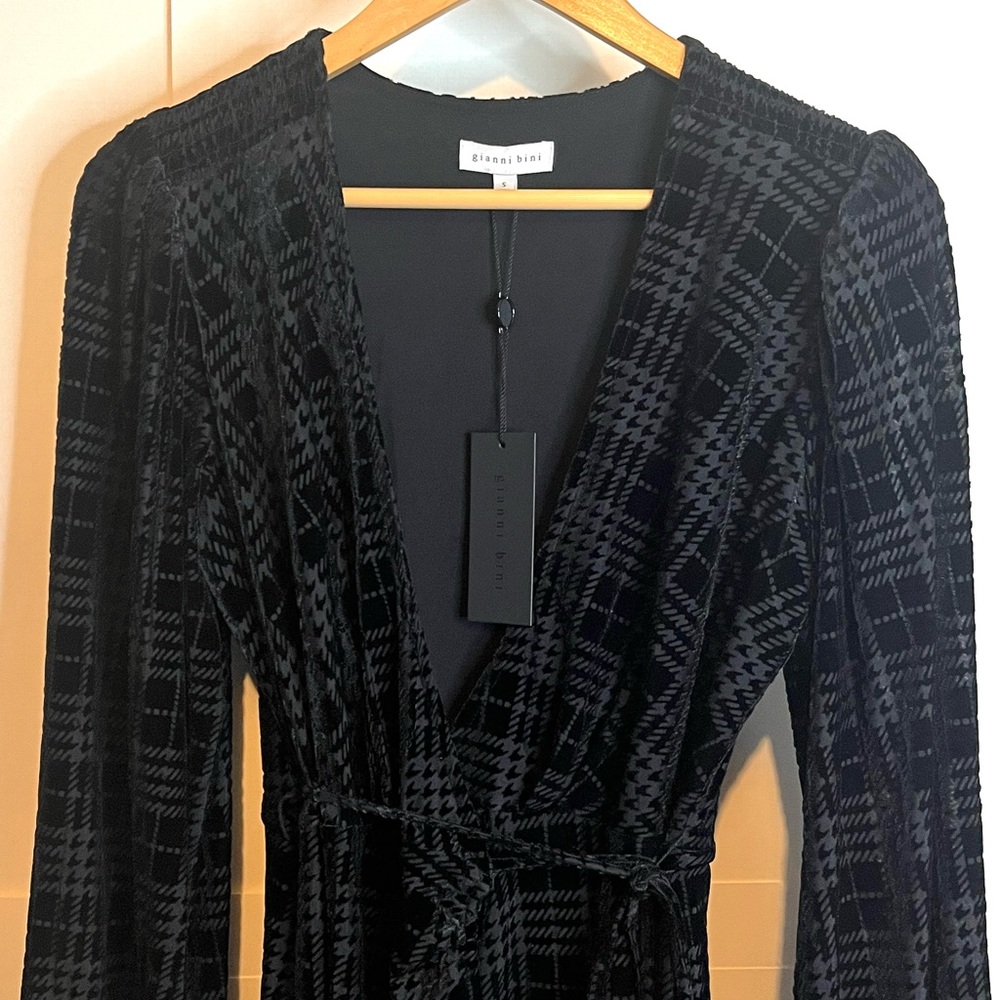 NWT Gianni Bini Women’s Size S Black Houndstooth Velvet “Leighton” Wrap Dress - Picture 10 of 11